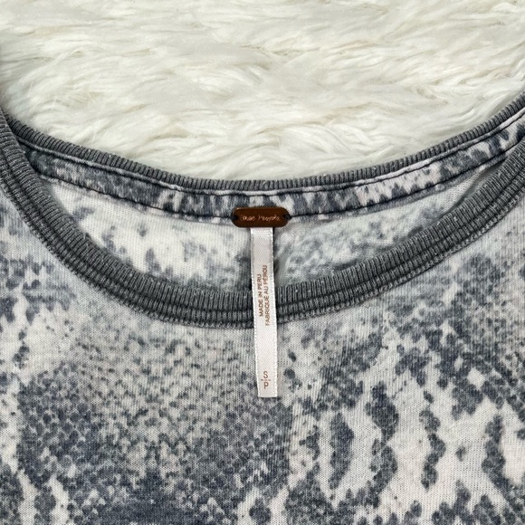 Free People | Tourist Crew Neck Tee Gray Snake Print - Picture 7 of 11